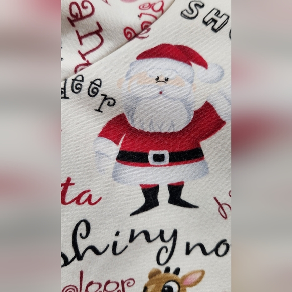 Women's Rudolph the Red Nose Reindeer Scrub Top Christmas Sz M  2 Pockets - Picture 9 of 11